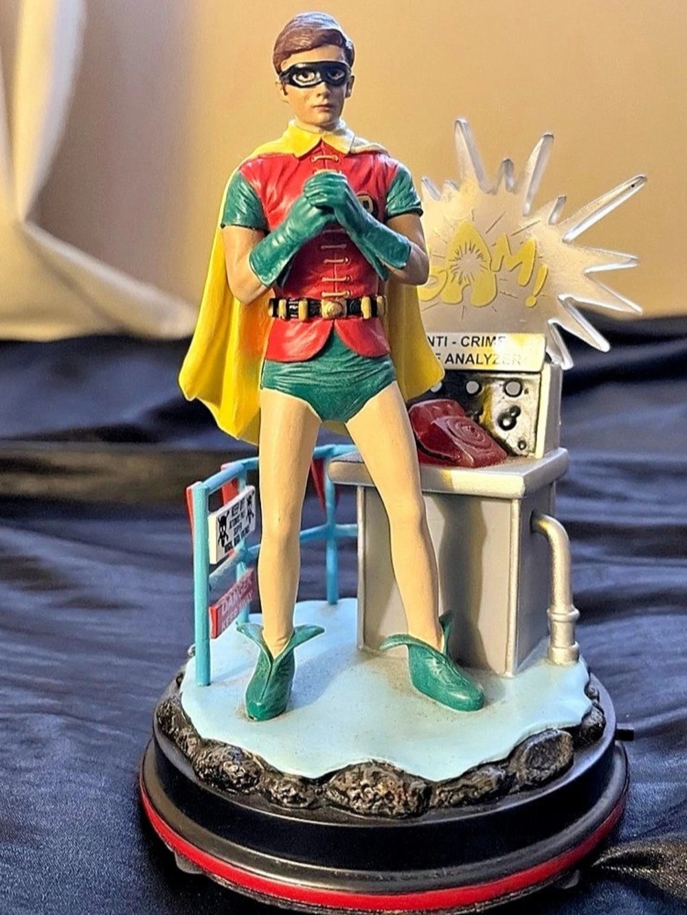 Robin Batman Classic TV Series Illuminated Figurine Collection Illuminated